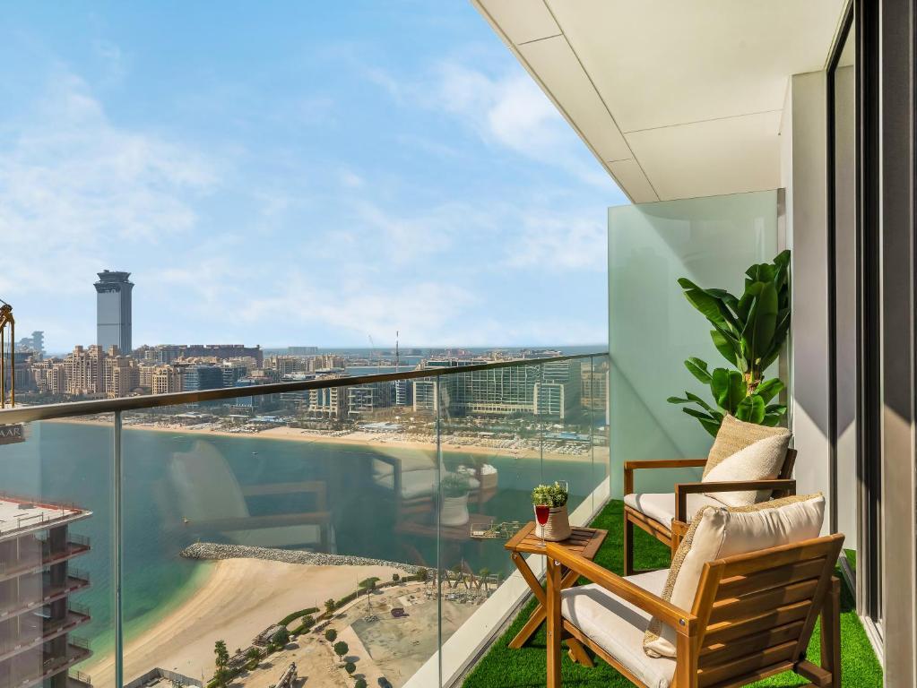 Palm Views in NEW Palace Beach Residence