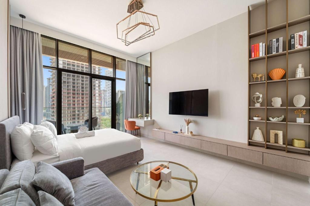 Elegant Studio with Rooftop Pool and Gym in JVC