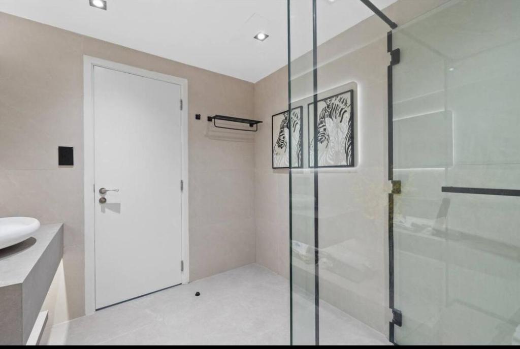 Luxury Burj Khalifa & Fountain View Apartments Steps to Dubai Mall by Simply Comfort